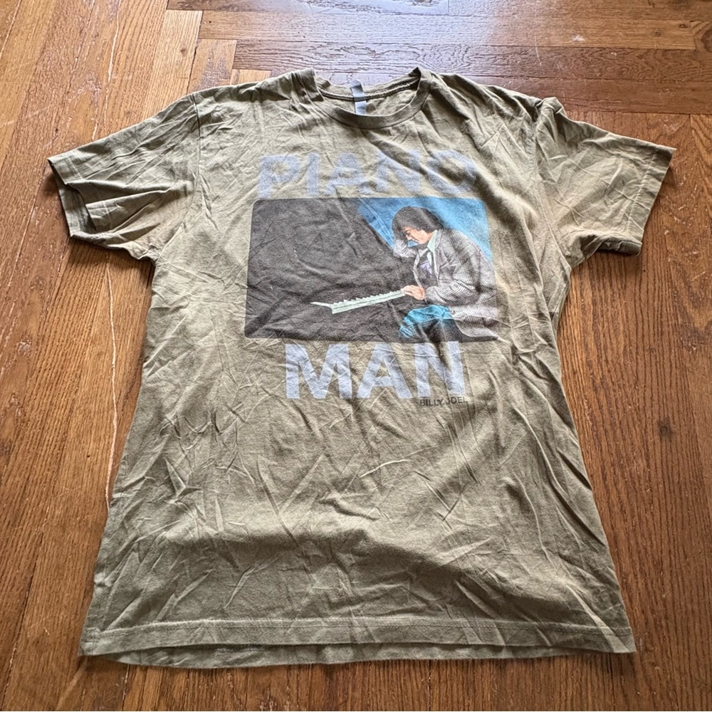 Billy Joel “Piano Man” Graphic T-Shirt Men’s Large Olive Green